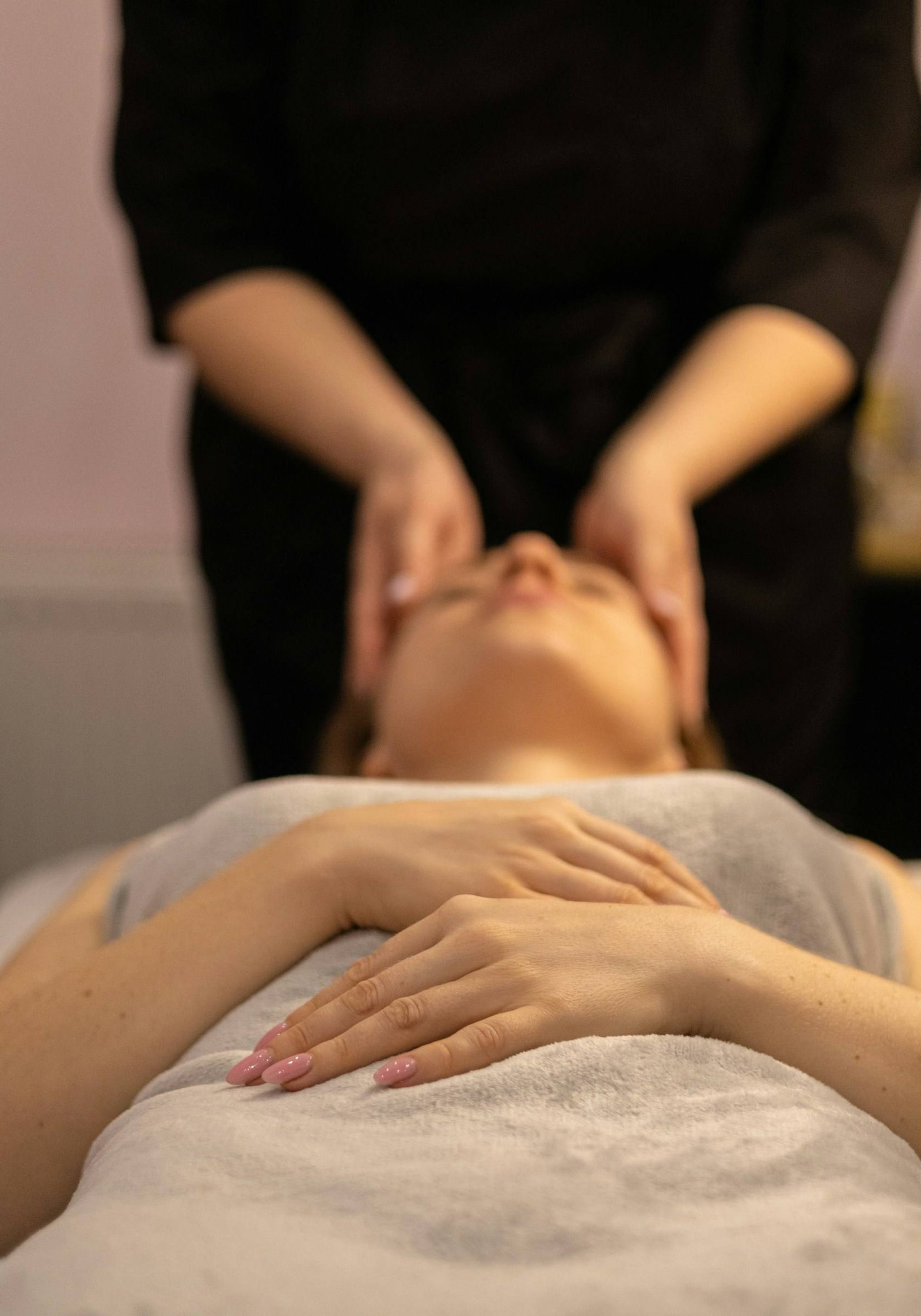 Entspannende Gesichtsmassage während einer Gesichtsbehandlung